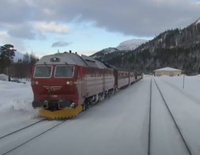 Dunderland Auf der ganzen Strecke ziwschen Trondheim und Bodø verkehrt während des Tages nur je ein Zug. Am 23. Februar 2012 kreuzten sich die beiden Züge in Dunderland zwischen Mo i Rana und Rognan. Ein kleines Detail erkennt man bei der Einfahrt des Zuges: Bei der Weiche steht ein Wärter. Er ist mit seinem Auto ans Ende der Ausweichstelle gekommen und wird nach Durchfahrt unseres Zuges von Hand die Weiche umstellen – km 543