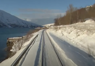 Vefsnfjord Nach Mosjøen fährt der Zug zuerst dem nicht zugefrorenen Vefsnfjord entlang – km 425
