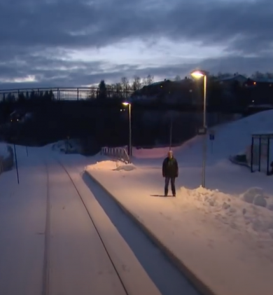 Vorort von Bodø Kurz vor dem Ende der Strecke hält der Zug ein letztes Mal in einem Vorort von Bodø. Ein Mann wartet in der Dunkelheit, um die letzten 2 km zum Endbahnhof mitzufahren – km 727
