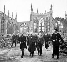 Coventry Churchill in den Ruinen von Coventry. Die Stadt wurde am 14. November 1944 von der deutschen Luftwaffe zu einem grossen Teil zerstört. 568 Menschen starben.