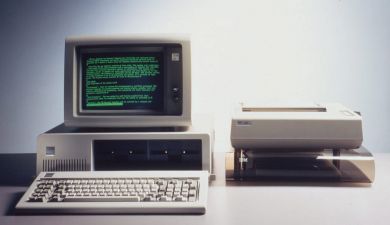 Dieses Foto ist 40 Jahre alt, gefühlt sind es mindestens 100 Jahre. Man kann es heute kaum glauben, dass der erste PC von IBM erst vor 40 Jahren auf den Markt kam, genauer am 11. August 1981.

Er kostete 3280 Dollar. Der eigentliche Computer wog 11 Kilo und liess sich quer unter den Monitor legen. Man erinnert sich noch gut an das Gebrumme der Lüftung. Gemessen an dem gewaltigen Platz, die die Vorgänger beansprucht hatten, war das ein gigantischer Fortschritt. Aber was sollte man mit diesem Ding eigentlich anfangen?

IBM warb mit Anwendungen für Büros und Verwaltungen, also mit der effizienten Erstellung und Verwaltung von Listen aller Art. Und dann gab es die Verlockungen der Textverarbeitung. Das war auch für Privatleute attraktiv. Aber was konnte ein normaler Haushalt sonst noch mit dieser technischen Neuerung anfangen? Die Marketingleute schlugen die Erstellung von Einkaufslisten und die Verwaltung der Bestände in Gefriertruhen und Kühlschränken vor. Man konnte sich nicht im Entferntesten vorstellen, dass der Computer das gesamte Leben umkrempeln würde. (Foto: Keystone/EPA/IBM/HO)

(J21)