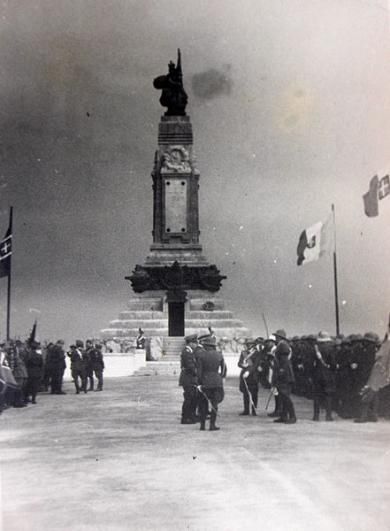 Libyen 5. Oktober 1911: Italienische Truppen besetzen die libysche Hauptstadt Tripolis. Zuvor hatte Italien dem Osmanischen Reich, zu dem Libyen gehörte, den Krieg erklärt. Die Türken leisteten in Tripolis heftigen Widerstand. Italienische Truppen beschossen die Stadt und richteten ein Blutbad an. Im Frieden von Ouchy im Jahr 1912 musste das Osmanische Reich Libyen definitiv an Italien abtreten. 1943 wurden die Italiener aus Libyen vertrieben. 120’000 italienische Soldaten gerieten in Kriegsgefangenschaft. Das Bild zeigt den Besuch des italienischen Königs Vittorio Emanuele III. 1938 in Bengasi.
