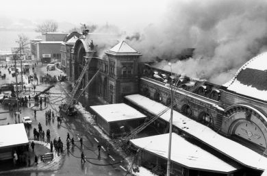 Vor 50 Jahren, am 5. Februar 1971, brannte der Bahnhof Luzern fast vollständig nieder. Man verzichtete auf einen Wiederaufbau des 1896 eingeweihten Gebäudes. Genau zwanzig Jahre nach dem Brand, am 5. Februar 1991, wurde der neue Bahnhof eingeweiht.

Die Brandursache konnte nie definitiv geklärt werden. Als wahrscheinlichste Ursache gilt eine Lötlampe, die bei Schweissarbeiten am Bahnhofsdach eingesetzt worden war. Beim Brand wurde niemand verletzt.

(Foto: Keystone/Photopress-ARchiv/Str)

