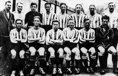 Zehn Jahre nach der Gründung der Grasshoppers (GC) erhält Zürich einen weiteren Fussballclub. Der FC Zürich (FCZ) wird am 1. August 1896 – vor 125 Jahren – von ehemaligen Mitgliedern des FC Excelsior und des FC Turicum gegründet. 

Insgesamt wurde der FCZ bisher zwölfmal Schweizer Meister und zehnmal Cupsieger. 

Das Bild zeigt die Mannschaft des Schweizermeisters der Saison 1923/24. Stehend von links nach rechts: Gut, Evadinger, Hofmann, Güttinger, Schüepp, Schnorf, Besch, Zobrist; sitzend: Manz, Sturzenegger, Mantel, Pfändler, Enggler und Hauser. (Foto: Keystone/Photopress-Archiv)

Das erste Spiel bestritt der FCZ am 30. August 1896 auf der Velo-Rennbahn Hardau in Zürich gegen den FC Phönix St. Gallen. Die Begegnung endete 3:3. 

Der älteste noch bestehende Fussballclub der Schweiz ist der FC St. Gallen. Er wurde am 19. April 1879 gegründet. 
(J21)
