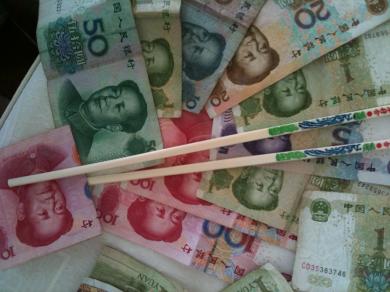 Geld bewegt auch China Inflation und Korruption gehören zu den grössten Sorgen im alltäglichen Leben (Foto: Peter Achten)