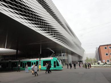 Blick auf den genialen neuen Hallenkomplex von Herzog &amp; de Meuron. Der Koloss überdeckt den ganzen Messeplatz, nur die Trams fahren hindurch.                                                           Bild: André Pfenninger