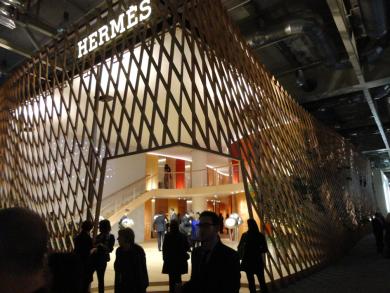 Der japanische Stararchitekt Toyo Ito hat den Hermes-Stand kreiert. 
Bild: André Pfenninger