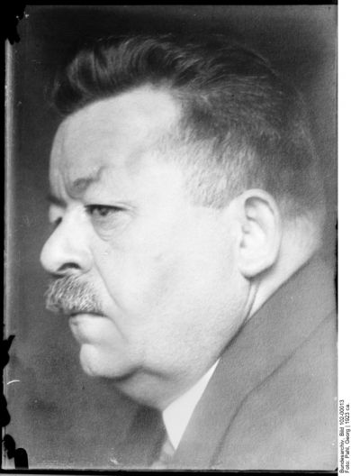 Friedrich Ebert In Berlin übernehmen zwei Tage vor Ende des 1. Weltkrieges die Sozialdemokraten von Friedrich Ebert (Mehrheitssozialisten) die Macht. Prinz Max von Baden, der letzte Reichskanzler des Kaiserreichs, hatte Kaiser Wilhelm II. für abgesetzt erklärt und Ebert zum provisorischen Reichspräsidenten ernannt. Zuvor hatte der am 3. November begonnene „Kieler Matrosenaufstand“ in ganz Deutschland die „Novemberrevolution“ ausgelöst. Die ausgerufene Republik mündet 1919 in die „Weimarer Republik“. Ebert bleibt bis zu seimem Tod 1925 Reichspräsidnet. (Bild: Deutsches Bundesarchiv, Bild 102 0112)