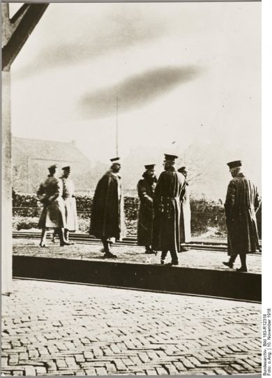 Wilhelm II. Wilhelm II. flüchtet bei Nacht und Nebel von seinem Hauptquartier im belgischen Spa nach Holland. Das Bild zeigt ihn beim Grenzübertritt. Am Tag zu vor war er von Prinz Max von Baden, dem letzten Reichskanzler des Kaiserreichs, abgesetzt worden. Daraufhin dankte Wilhelm ab. Damit geht die über tausendjährige Herrschaft der Hohenzollern zu Ende. (Bild: Deutsches Bundesarchiv, Bild 183-R12318)