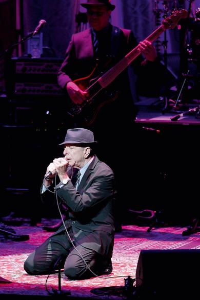 Cohen_3 Leonard Cohen am 31. Oktober 2012 in Austin, Texas. Unter 25 Titeln und einer Gesamtdauer von mindestens drei Stunden pro Auftritt gab sich Cohen bislang nicht zufrieden. Foto aus: Leonard Cohen, almost young, Schirmer/Mosel 2014, Photo: Gary Miller