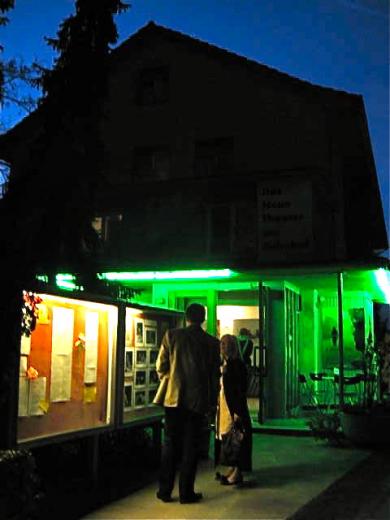 Dornach 1 Das Neue Theater am Bahnhof Dornach erwartet seine Premierengäste. (Foto: Laura Weidacher)