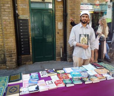 Der freundliche Koran-Verkäufer