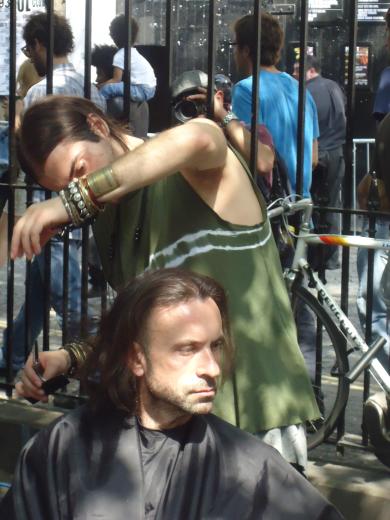 Strassen-Coiffeur: Wie Film-Stars sitzen sie da
