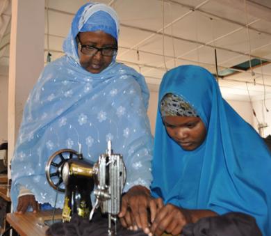 Schneiderinnenlehre: Hawa Aden Mohamed (links) (Foto: UNHCR)