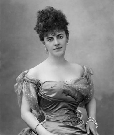Comtesse Greffulhe Die Comtesse de Greffulhe, 1895 fotografiert von Paul Nadar. Sie ist Modell für die Figur der Herzogin de Guermantes. Der Proust-Biograf Tadié beschreibt sie als unglücklich verheiratete narzisstische Salon-Löwin; auch darin gleicht ihr Prousts Herzogin. (Foto: Wikimedia)
