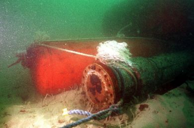 Vor fünfzig Jahren, am 11. Februar 1971, wurde der Meeresboden-Vertrag unterzeichnet, der die Stationierung atomarer Waffen auf dem Meeresgrund verbietet. Er gilt bis heute. Dieser Vertrag ist eines der ganz wenigen Beispiele dafür, dass die Menschheit im Umgang mit selbst produzierten tödlichen Gefahren auch zur Vernunft fähig ist.

In den 1960er Jahren wuchs mit der zunehmenden Erkundung der Meere und der Nutzung der Bodenschätze unter dem Meeresgrund die Befürchtung, dass es auch unter Wasser zu einem atomaren Rüstungswettlauf kommen könne. Am 18. Dezember 1967 brachte der Botschafter von Malta einen Vorschlag bei den Vereinten Nationen ein, ein Komitee zu bilden, das den Entwurf für ein internationales Abkommen zur friedlichen Nutzung des Meeresbodens erarbeiten sollte. In der Folge wurde diese Initiative insbesondere von Richard Nixon unterstützt.

Am 11. Februar 1971 wurde dieser Vertrag in Washington D. C. und Moskau zur Unterzeichnung ausgelegt. Am 18. Mai 1972 trat er in Kraft. Mittlerweile sind ihm mehr als 85 Staaten beigetreten. Ermöglicht wurde diese Übereinkunft durch eine Besonderheit, die wiederum die Grenzen von Abkommen dieser Art markiert: Der Vertrag beschränkt nicht die militärisch-nukleare Nutzung des Wassers über dem Meeresboden. Mit Nuklearwaffen ausgerüstete U-Boote werden wie andere Schiffe behandelt und sind von vertraglichen Beschränkungen nicht betroffen.

Eine gravierende Schwäche dieses Vertrages besteht darin, dass er die Deponierung von ausgemustertem nuklearen Material auf dem Meeresgrund nicht verbietet. Und so hinterlassen die atomaren Mächte in stillschweigender Übereinkunft grösste Belastungen, die sich mehr und mehr bemerkbar machen werden.

Das Foto stammt von Greenpeace. Es entstand am 13. September 1997 in der Nähe von La Hague. Es zeigt einen nuklear belasteten Behälter in 250 Metern Entfernung vom Strand und 7 Metern Tiefe. Dieser Behälter ist von einem Betreiber nuklearer Anlagen deponiert worden. (Foto: Keystone/Greenpeace/Martijn Jujin)
