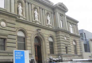 Kunstmuseum Bern Das Kunstmuseum Bern, seit 1879 in diesem Bau, mitten in der Stadt angesiedelt. Rechts erkennbar der vor ein paar Jahren angefügte Erweiterungsbau. (Bild: André Pfenninger)