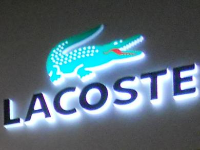 Lacoste Vom Tennisplatz aufs Firmenschild: Das Lacoste-Krokodil leuchtet hier vor der Berner Boutique direkt gegenüber dem Zytglogge. (Bild: André Pfenninger)