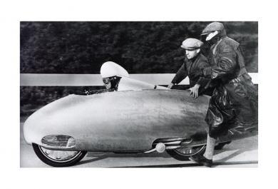 Hoffmann_67 Die Faszination der Geschwindigkeit war für die Entwicklung von Anfang an zentral. 1937 schaffte Ernst Henne in einer vollverkleideten BMW 279,5 km/h. Erst 14 Jahre später sollte dieser Rekord überboten werden. (Alle Abbildungen aus dem besprochenen Band)