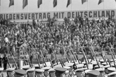 Ostberlin, 1. Mai 1959 Ostberlin, Parade zum 1. Mai 1959, © Erich Lessing, Abb. aus dem besprochenen Band
