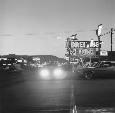 Lakewood, Colorado, 1968-71Silbergelatine-Abzug, 14.8 x 13.5 cmYale University Art Gallery, gekauft mit einer Schenkung von Saundra B. Lane und Zuschüssen aus dem Trellis Fund sowie dem Janet and Simeon Braguin Fund.© Robert Adams