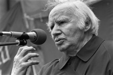 Robert Jungk am 16. April 1990 während eines Ostermarsches von Lörrach nach Basel (Foto: Keystone/Archiv/Richard Grell)