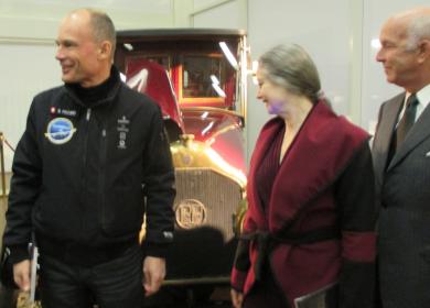 Die Nachkommen der Pic-Pic-Konstrukteure: Bertrand Piccard, Gisèle und Charles Pictet (von links) vor dem „Familienauto“.Bild: André Pfenninger