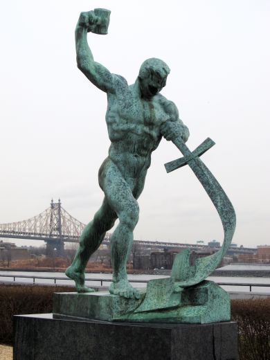 Wutschetisch Schwerter zu Pflugscharen, Skulptur von Jewgeni Wiktorowitsch Wutschetitsch - 1959 Geschenk der Sowjetunion an die UNO - Garten im Hauptquartier der Vereinten Nationen in New York City (Wikimedia, Neptuul)