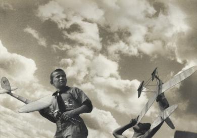 Segelflieger Junge Segelflieger. Diese Fotomontage für eine Doppelseite der Zeitschrift "SSSR na stroike" (Die UdSSR im Bau) 1933 erarbeitete Rodtschenko zusammen mit seiner Lebenspartnerin Warwara Stepanowa