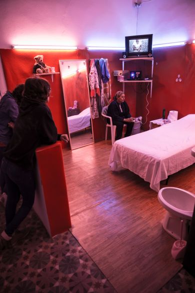 Grande Maison Nachgestelltes Zimmer einer Sexarbeiterin in der Performance \"Grande Maison\" (Foto: Christina Omlin)