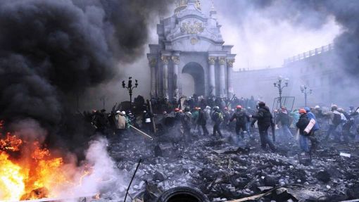 Kiew 20. Februar 2014: Blutbad in Kiew: Die öffentliche Ordnung bricht zusammen. Ukrainische Aktivisten beschiessen auf dem Kiewer Maidan-Platz vom Konservatorium aus Polizisten. Sicherheitskräfte schiessen auf Demonstranten. Die Truppen, die am 18. Februar den Platz gestürmt hatten, ziehen sich zurück, verfolgt von Demonstranten. Bei den anschliessenden Zusammenstössen sterben mindestens 40 Menschen. In der Nacht danach flieht Präsident Wiktor Janukowytsch aus Kiew.