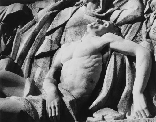 Andy Warhol Andy Warhol: Pietà relief sculpture. 1976/1986. Silbergelatine-Print. 25,8 x 35.56 cm, Musée national d‘art moderne/Centre de création industrielle © The Andy Warhol Foundation for the Visual Arts, Inc. / 2020, ProLitteris, Zurich
