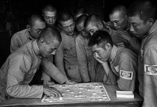 Soldaten beim Spiel Walter Bosshard: Soldaten der nationalistischen Armee beim Spiel in der Freizeit, China, 1938 © Fotostiftung Schweiz / Archiv für Zeitgeschichte