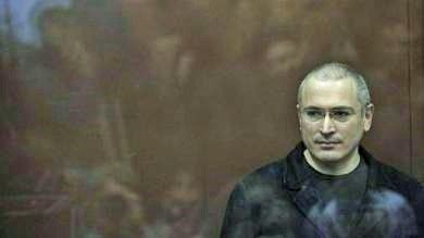 Chodorkowski 2013: Nach 10-jähriger Haft wird der russische Kreml-Kritiker Michail Chodorkowski aus dem Straflager entlassen. Wenige Stunden später trifft er in Berlin ein. Präsident Putin hatte zuvor ein Gnadengesuch bewilligt und unterzeichnet. (Foto: Keystone/AP)