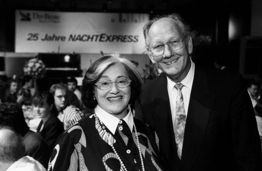 Elisabeth Schnell, Ueli Beck Sie war eine der legendärsten Stimmen des Schweizer Radios. Im Berner Oberland ist sie im Alter von 90 Jahren gestorben. 1954 trat sie erstmals im Radio auf. Im Bild „Miss Beromünster“, wie sie genannt wurde, zusammen mit dem Radiomoderator Ueli Beck am 11. Juni 1994 im Radiostudio Zürich während der 25-Jahr-Feier der Sendung „Nachtexpress“. Elisabeth Schnell gehörte zu den Initiantinnen des „Nachtexpress“. Am 18. April 2010 wurden sie und Ueli Beck mit dem „Ehren Prix Walo“ ausgezeichnet. (Foto: Keystone/Str)