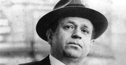 Tucholsky Der politisch engagierte Journalist, Satiriker, Schriftsteller, Literatur-, Film- und Musikkritiker bezeichnet sich als Sozialist, Pazifist, Antimilitarist und linker Demokrat. Während der Weimarer Republik ist er Mitherausgeber der Wochenzeitschrift „Die Weltbühne“. Er schreibt auch unter den Pseudonymen Peter Panter, Theobald Tiger, Kaspar Hauser und Ignaz Wrobel. Mit 45 Jahren nimmt sich Tucholsky das Leben. (Foto: Keystone/akg-images)