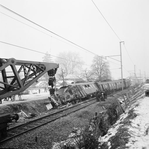 Goldküstenexpress 18. Januar 1971: Zwischen Herrliberg und Feldmeilen (ZH) prallen zwei Züge des „Goldküstenexpress“ zusammen. Sechs Menschen sterben, 17 werden verletzt. Ursache ist ein technischer Defekt sowie Fehler von Stationsbeamten. Der eine Triebwagen wird völlig zerstört. (Foto: Keystone/Photopress-Archiv/Str)