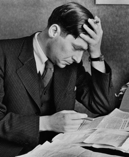 Arthur Koestler korrigiert die Druckfahnen seines Buches „Ein spanisches Testament“. Paris, 1937 © Stanfordville, NY, Fred Stein Archive