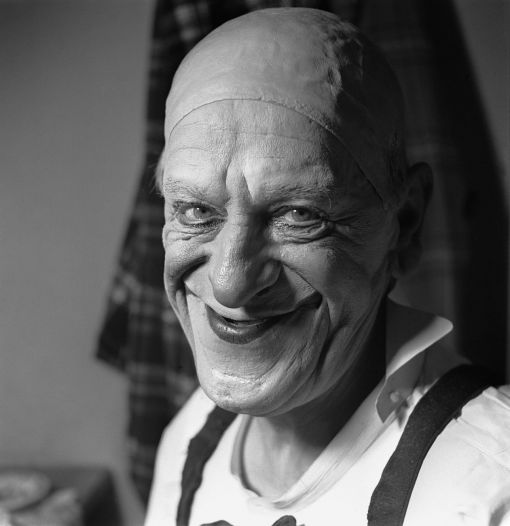 Grock Der weltberuehmte Clown Grock 1954 bei einem Gastspiel mit seinem eigenen Zirkus in Zürich. Grock wurde als Adrien Wettach am 10. Januar 1880 in Loveresse im Kanton Bern geboren und erlernte dort schon in frühester Kindheit das Metier des Zirkuskünstlers. Seine letzte Vorstellung gab der wohl erfolgreichste Musikclown und Varietekünstler der Welt im Oktober 1954 in Hamburg. Grock, der zehn Sprachen sprach, starb in seiner Villa bei Imperia an der italienischen Riviera. (Foto: Keystone/Photopress-Archiv/Str)