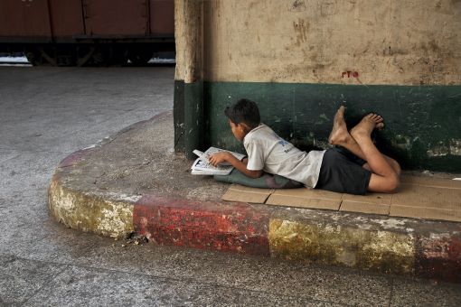 Rangun, Burma © Steve McCurry / Magnum Photos / Agentur Focus
aus „Lesen“ (Prestel Verlag, 2016)