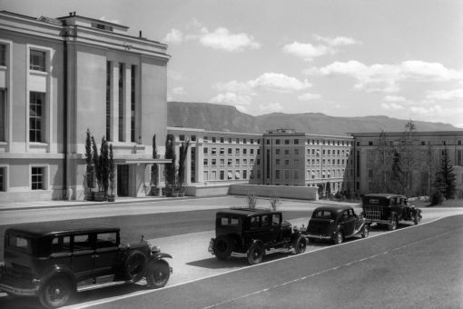 Völkerbund, Genf 10. Januar 1920: Der „Völkerbund“ wird gegründet. Ziel ist es, die internationale Zusammenarbeit zu fördern, schwelende Konflikte durch Vermittlung zu lösen und die Einhaltung von Friedensverträgen zu überwachen. Sitz des Völkerbundes war zunächst das Genfer Palais Wilson. Zwischen 1933 und 1936 wird das „Palais des Nations“ gebaut, wo die Organisation ihren Hauptsitz bezieht. Im Bild der Volksbundspalast (der heutige Uno-Palast) im Jahr 1938. Zu den Gründungsmitgliedern des Völkerbunds gehören 32 Staaten, unter ihnen Grossbritannien, Frankreich, China und Italien. 1920 treten unter anderen auch die Schweiz, das Deutsche Reich und die Sowjetunion und Österreich der Organisation bei. Der Völkerbund nimmt in Grundzügen die Uno vorweg. Nach dem Zweiten Weltkrieg, am 18. April 1946, wird der Völkerbund wegen seiner Machtlosigkeit aufgelöst. Als Nachfolgeorganisation werden die Vereinten Nationen, die Uno gegründet. (Foto: Keystone/Photopress-Archiv)