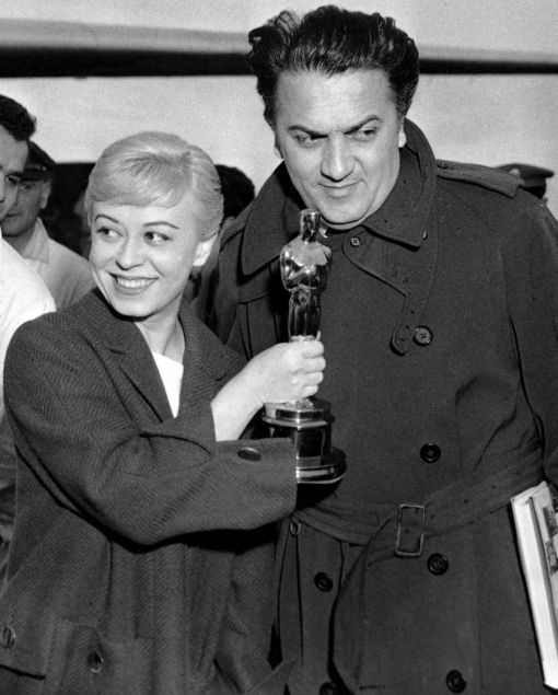 Masina, Fellini Federico Fellini mit seiner Frau, der Schauspielerin Giulietta Masina 1957 in Rom. Fellini erhält 1957 für „La Strada“ den Oscar für den besten ausländischen Film. (Foto: Keystone/AP/Mario Torrisi). Zu seinen bekanntesten Filmen gehören: „La strada“, „La dolce vita“, „Boccaccio 70“, „8 1/2“, „Giulietta degli spiriti“, „Satyricon“, „Roma“, „Amarcord“, „Fellinis Casanova“, „Prova d’orchestra“, „La città delle donne », „E la nave va“, „Ginger e Fred“, „Fellinis Intervista“, „La voce della luna“ u. a. Das Bild zeigt Fellini mit seiner Frau Giulietta Masina.