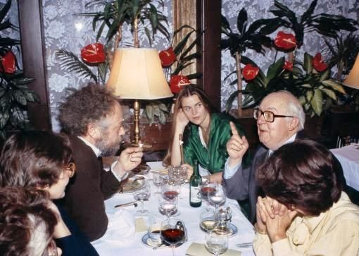 Dürrenmatt 1921: Geburt von Friedrich Dürrenmatt. Das Bild zeigt ihn an seinem 65. Geburtstag im Restaurant Kronenhalle in Zürich zusammen mit dem Schriftsteller Niklaus Meienberg. In der Mitte Meienbergs Freundin (Foto: Keystone/Niklaus Stauss)