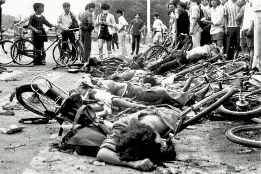 Tian’anmen 3. und 4. Juni 1989: Das chinesische Militär schlägt auf dem Platz des Himmlischen Friedens in Peking einen Volksaufstand nieder. Auf dem Tian’anmen-Platz selbst stirbt niemand. Doch laut Amnesty International kommen in anderen Teilen der Stadt mehrere hundert oder gar mehrere tausend Menschen ums Leben. Die Reformbewegung in der Sowjetunion hatte viele Chinesen zu dem Aufstand ermuntert. Sie sahen in Gorbatschow einen Hoffnungsträger. Das Bild wurde am 4. Juni nahe des Tian’anmen-Platzes aufgenommen. (Foto: Keystone/AP/Str)