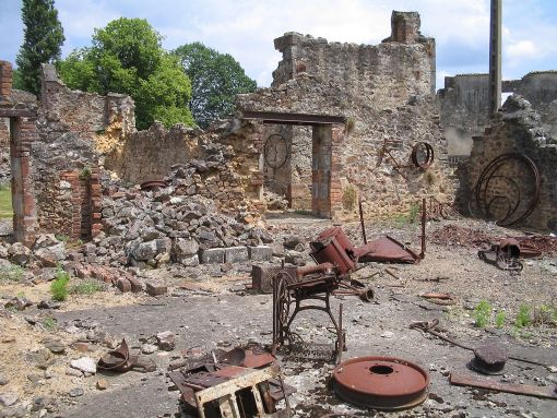 Oradour Im französischen Dorf Oradour-sur-Glane nordwestlich von Limoges verübt eine Waffen-SS ein Massaker an Zivilisten. 642 Menschen werden hingerichtet. Nur 35 Einwohner überleben. Es ist das zahlenmässig grösste Massaker in Westeuropa. Unter den Toten befinden sich 207 Kinder und 254 Frauen. Die Männer wurden in Scheunen gepfercht und erschossen. Die Frauen und Kinder wurden in eine kleine Kirche getrieben, in die Rauchbomben mit Stickgasen geworfen wurden. Die in Panik Geratenen wurden beschossen und mit Handgranaten beworfen. In der Bundesrepublik wird niemand strafrechtlich zur Verantwortung gezogen. Das Bild wurde sechzig Jahre nach dem Massaker, am 11. Juni 2004, von Dennis Nilsson (Wikimedia Commons) aufgenommen.