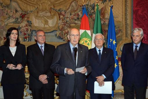 20. April 2013: Giorgio Napolitano richtet sich nach seiner Wiederwahl an die Öffentlichkeit. Links Laura Boldrini, Präsidentin der Abgeordnetenkammer, halblinks Piere Grasso, Präsident des Senats. (Bild: Keystone)