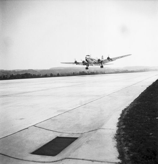 Zürich-Kloten, erster Flug Kloten ist nach Genf der zweite in Betrieb genommene schweizerische Interkontinentalflughafen. Zuvor starteten und landeten die Flugzeuge auf dem Flugplatz Dübendorf. Als erste Piste in Kloten wird die 1900 m lange Westpiste 10/28 in Betrieb genommen werden. Das Bild zeigt die Ankunft der ersten von Dübendorf kommenden Swissair-Maschine in Kloten. Sie startete anschliessend Richtung London. Am 17. November 1948 erfolgt die Inbetriebnahme der 2600 m langen Blindlandepiste 16/34 (Piste mit Instrumentenlandesystem). Als erster schweizerischer Intekontinentalflughafen hatte Genf-Cointrin schon 1946 den Betrieb aufgenommen. (Foto: Keystone/Photopress-Archiv/Baumann)