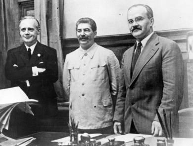 Ribbentrop 1946: Um 01.12 Uhr wird im Nürnberger Justizgefängnis Joachim von Ribbentrop, deutscher Aussenminister im Hitler-Regime, durch den Strang hingerichtet. Bekannt wurde er vor allem durch den am 23. August 1939 geschlossenen Hitler-Stalin-Pakt, der von Ribbentrop und dem sowjetischen Aussenminister Molotow unterzeichnet wurde. Im Bild (von links): Ribbentrop, Stalin, Molotow nach der Unterzeichnung des Paktes. Ribbentrop wurde vom Nürnberger Gericht in allen Punkten schuldig befunden. Mit ihm wurden am gleichen Tag zehn weitere Kriegsverbrecher hingerichtet. Ribbentrops Asche wurde in einem Zufluss zur Isar verstreut.
