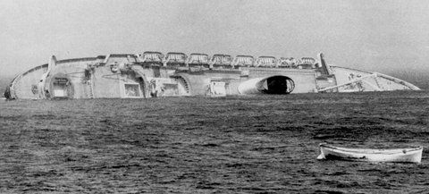 Andrea Doria Auf dem Weg nach New York kollidiert die „Andrea Doria“, ein italienisches „Transantlantico“-Schiff mit 1’706 Menschen an Bord, mit dem schwedischen Passagierschiff „Stockholm“, kippt und sinkt. 51 Menschen sterben. Der Zusammenprall ereignet sich nahe der Insel Nantucket auf der Höhe von Massachussetts. Die Andrea Doria war damals „das schönste italienische Schiff“ und der Stolz der italienischen Marine. Es sank elf Stunden nach dem Zusammenstoss. Das französische Schiff „Ile de France" fuhr innert weniger Stunden an die Unglücksstelle und rettete die meisten Passagiere. Auf der Andrea Doria starben 46 Menschen, auf der Stockholm 5. Laut einem amerikanischen Untersuchungsbericht ereignete sich das Unglück wegen eines Manövrierfehlers der „Stockholm“. (Foto: Keystone/DPA)