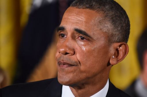 Obama Während der amerikanische Präsident neue Massnahmen gegen Schusswaffengewalt ankündigt, laufen ihm Tränen über die Wangen. Obama spricht vor überlebenden Opfern und Angehörigen von Opfern von Waffengewalt. Jedes Jahr würden „über 30’000 Amerikaner vorzeitig wegen Schusswaffen sterben“, sagte er. (Foto: Keystone/AP)
